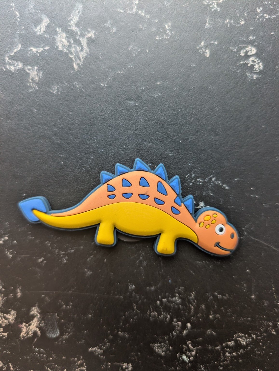 Gele en oranje 3D stegosaurusmagneet met blauwe stekels