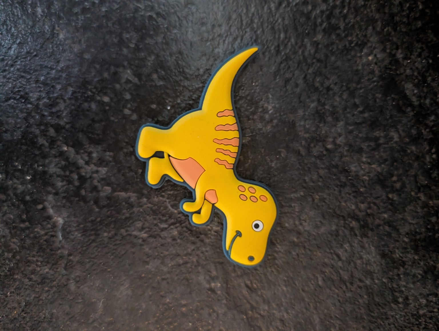 Gele 3D dinosaurusmagneet met oranje details