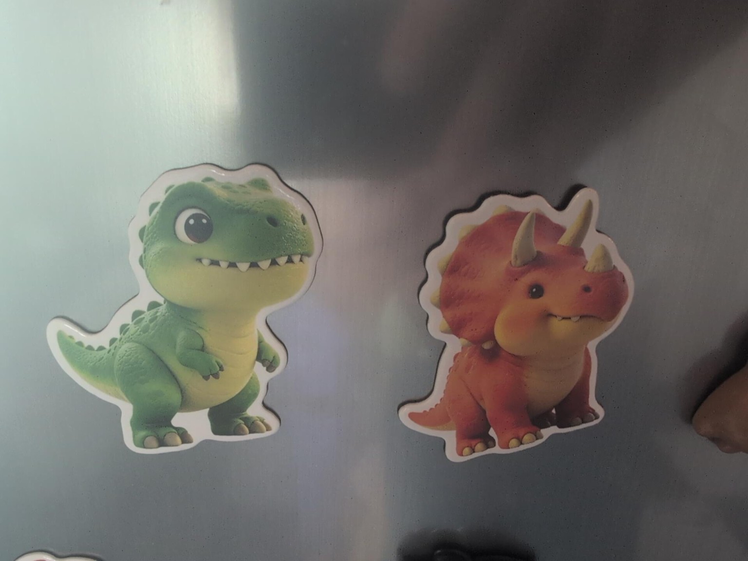 Groene T-rex en rode Triceratops koelkastmagneten